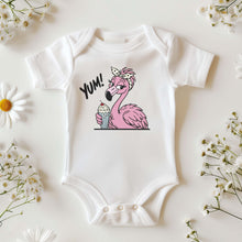 Süße Flamingo Plotterdatei mit YUM Schriftzug für Mädchen Shirt Cricut Silhouette Sommer Baby Party